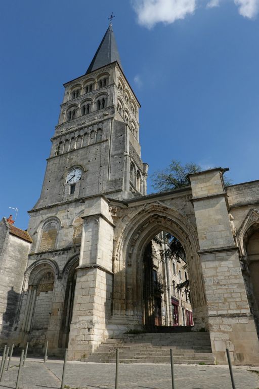 Façade de l'église du prieuré (couvent) Notre-Dame de la Charité-sur-Loire